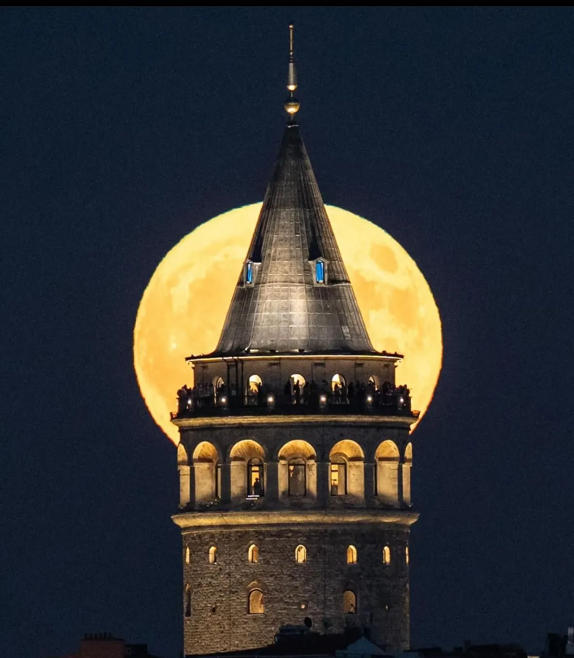 Galata Kulesi'nin külahı, dolunayın önünde