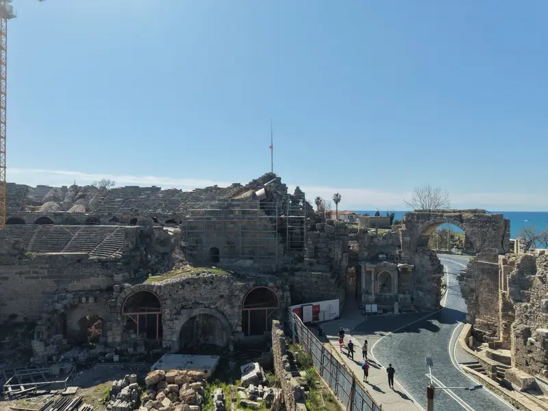 Antalya Side Tiyatrosu, deniz kıyısında geniş kadraj